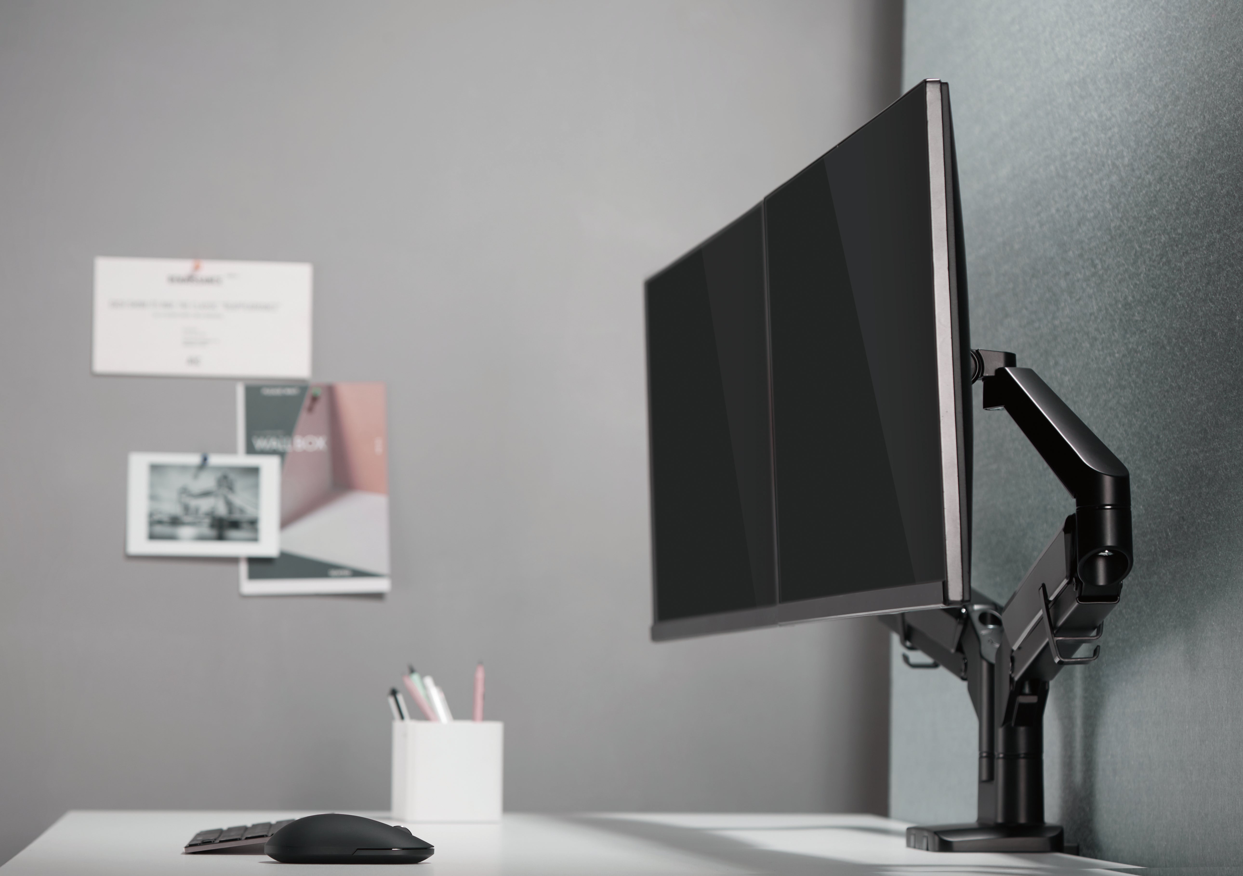 Dubbel monitorarm med gaskolv (svart)
