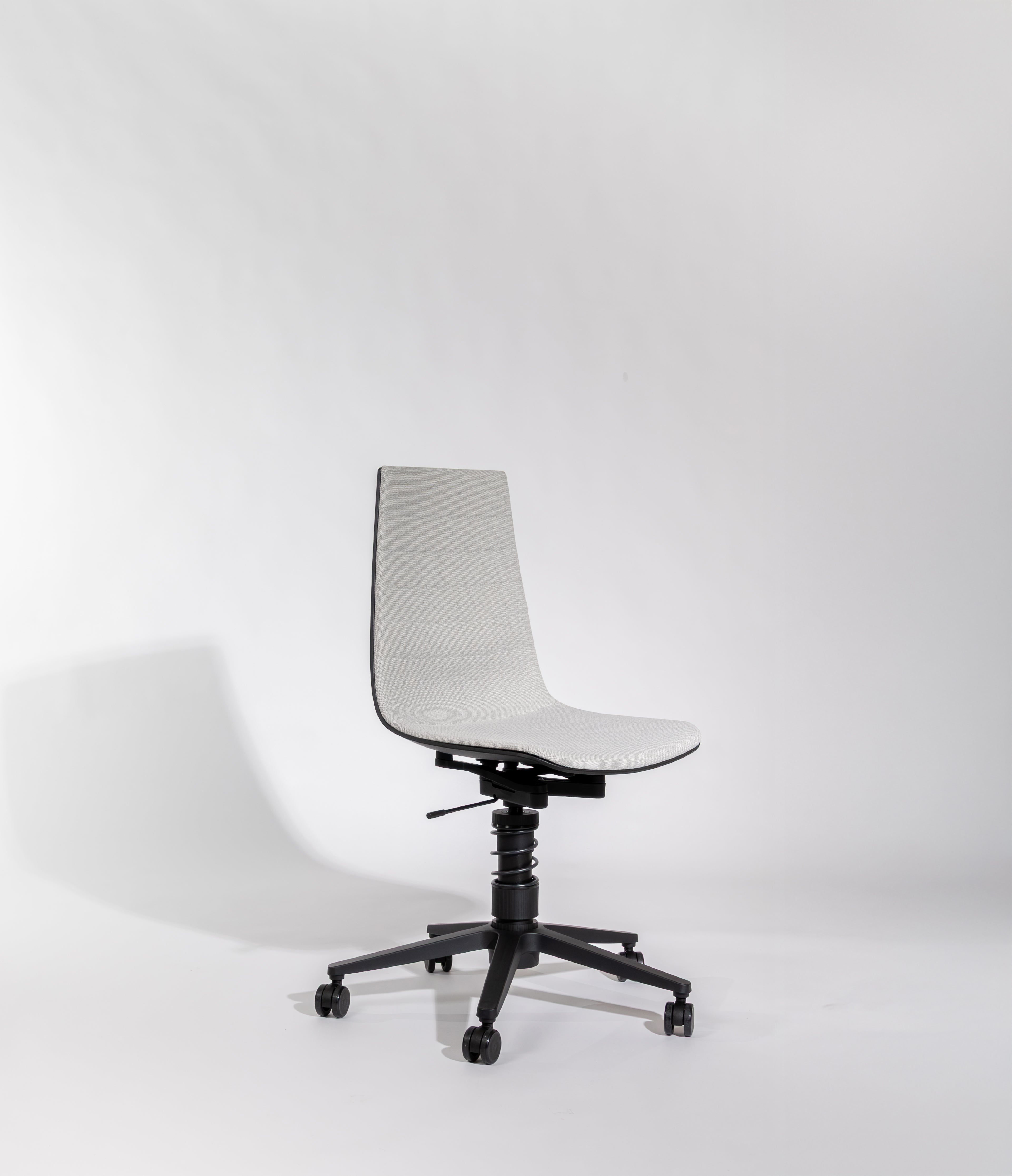 Linu Task med fjäder - ljusgrå Cura-tygklädsel