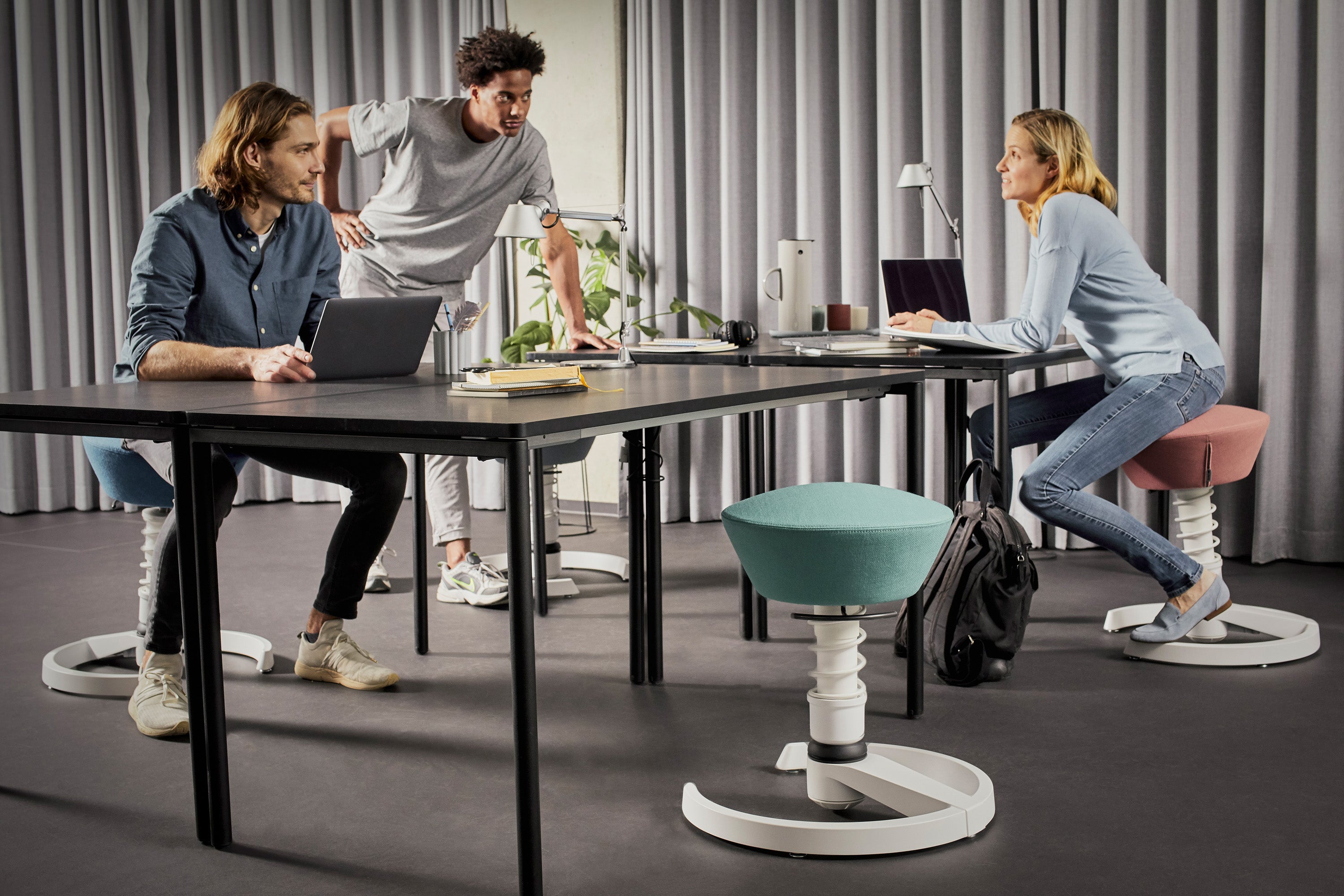 Aeris Swopper, långt gasfjäder, stengrått ulltyg