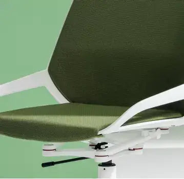 Aeris Numo Task kontorsstol med grön klädsel och vit ram, visa design och ergonomiska funktioner mot en grön bakgrund.