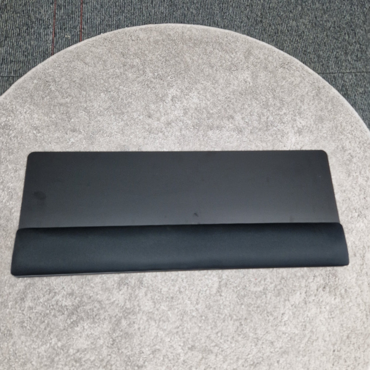 Outlet - Handledsstöd på en metallbas 70 cm - använd som demo