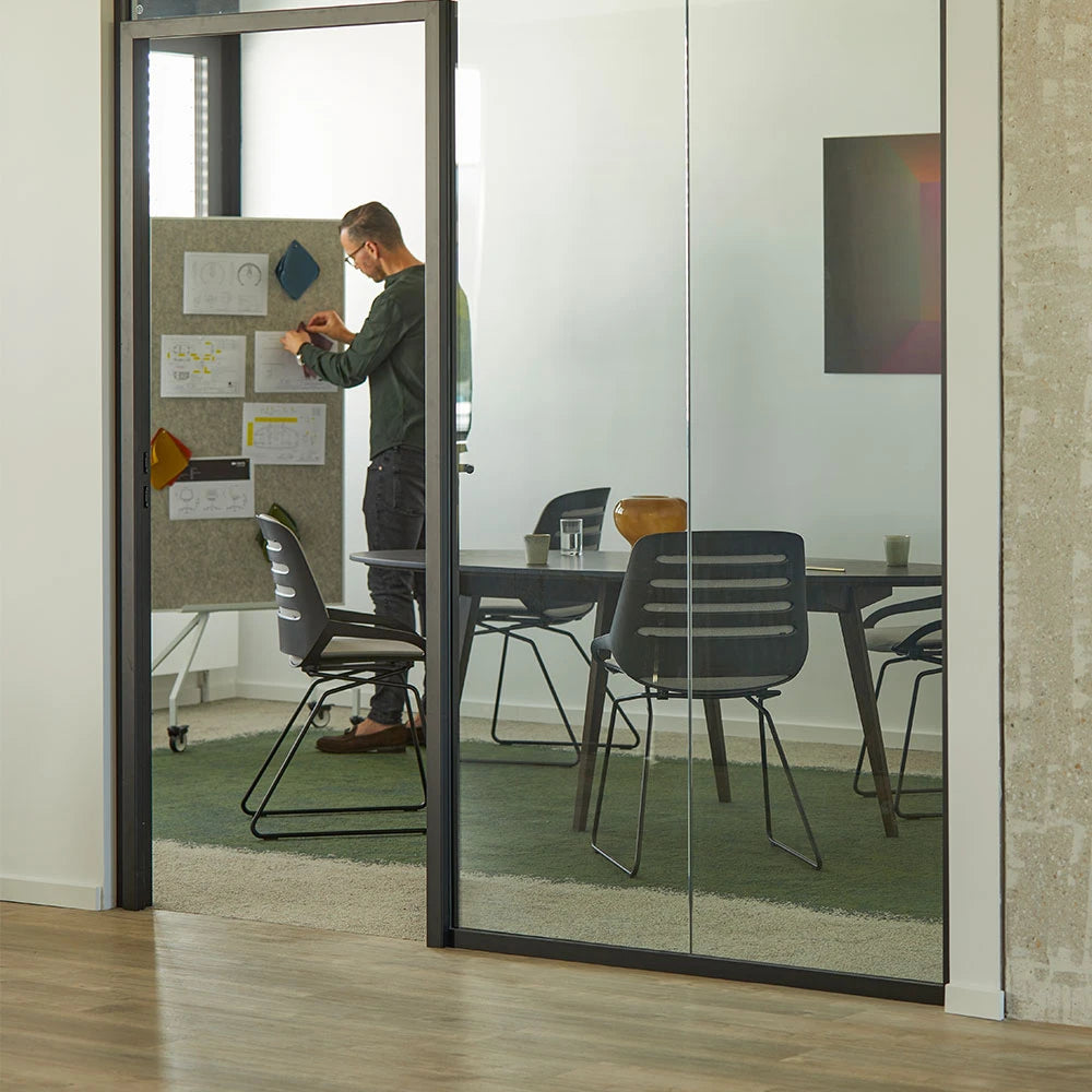 Numo Comfort skid base, svart Cura-tyg sits