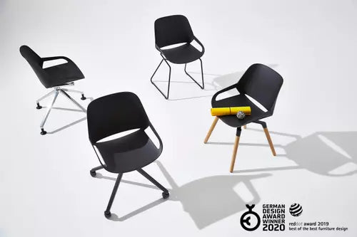 Four Aeris Numo chairs with different bases displayed with German Design Award and Reddot 2019 winner logos.